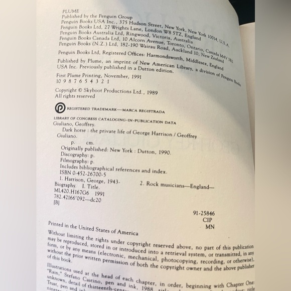 Dark Horse Life of George Harrison
Music Book by Geoffrey Giuliano 1991 - Picture 8 of 8